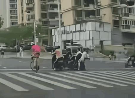 骑个自行车当什么显眼包啊。