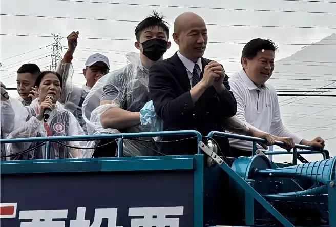 傅总召这下稳了，连老天也感动了，这韩国瑜与傅崐萁雨中拜票加分不少。
今天，台湾民