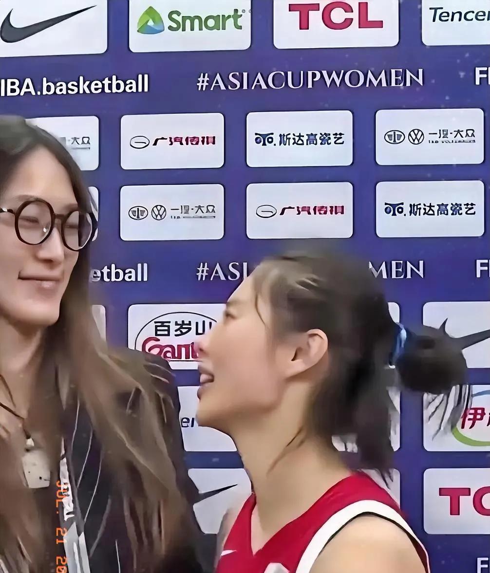 中国女篮两代美女球员，又是山东老乡隋菲菲和王思雨切切私语，前辈对后生寄予厚望，俩