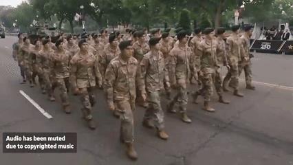 特朗普看到的阅兵VS特朗普想要的阅兵
不是我说啊，美国这次阅兵实在是太丢人了，远