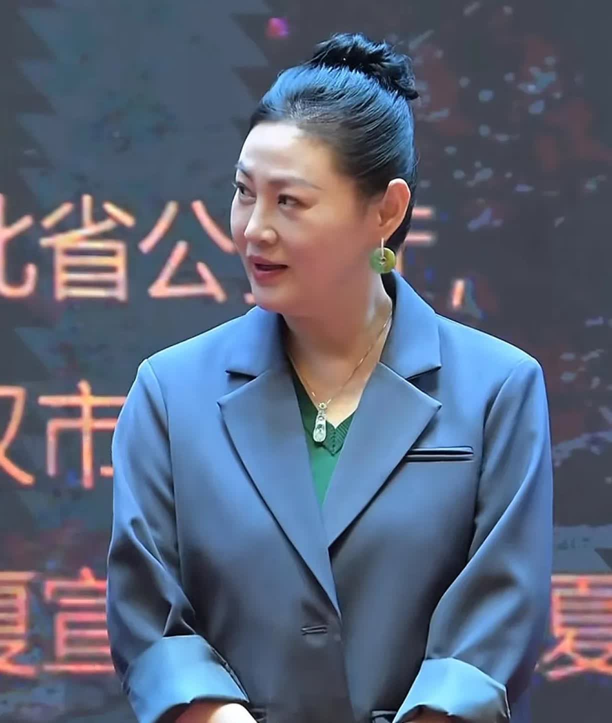 “最美潘金莲”王思懿今年54岁，曾经那个风情万种的她已经被岁月给磨老了，如果不看