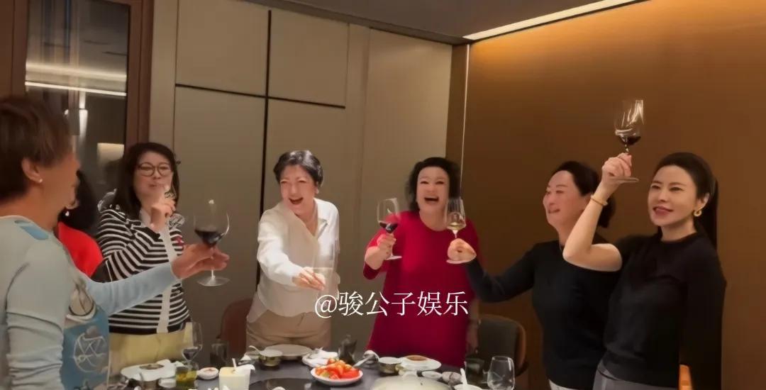 张兰在饭店和一群闺蜜一起庆祝二月二龙抬头！大伙儿举杯畅饮，开怀大笑，精神状态非常