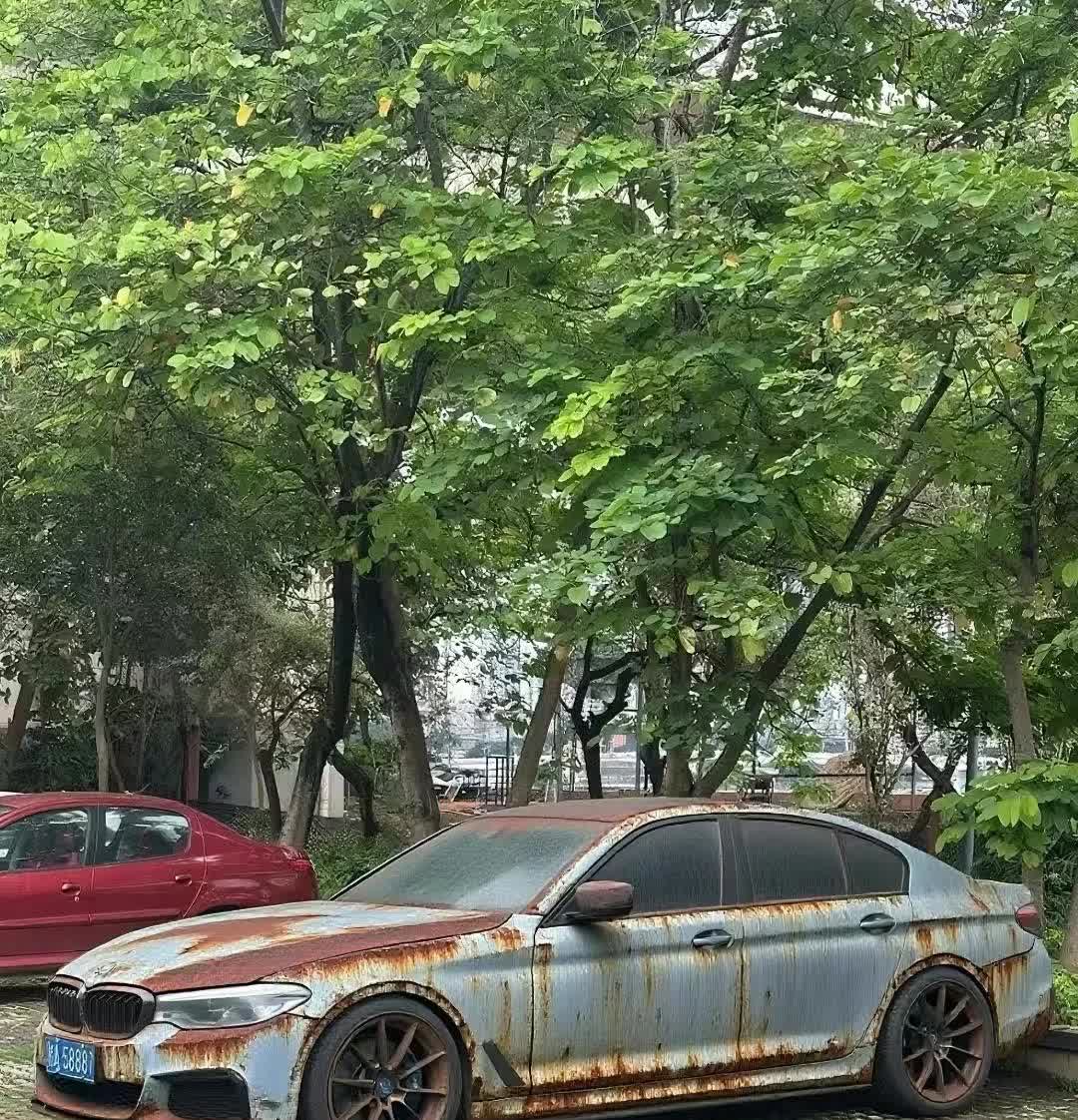 一辆车，放在外面多少年可以生锈成这个程度？