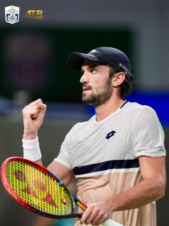 ATP上海大师赛，从资格赛突围的瓦舍罗连赢九场，在决赛以4-6/6-3/6-3逆