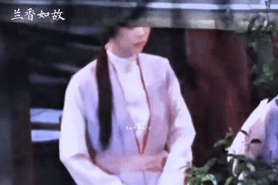 两个水灵灵的丫头到底在干什么呢？
原来丫鬟服还是统一制服呀，我们大女主和别人撞衫