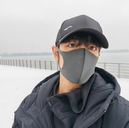 南方人肖战在北方堆雪人，哈哈哈好可爱，抽象又童趣！