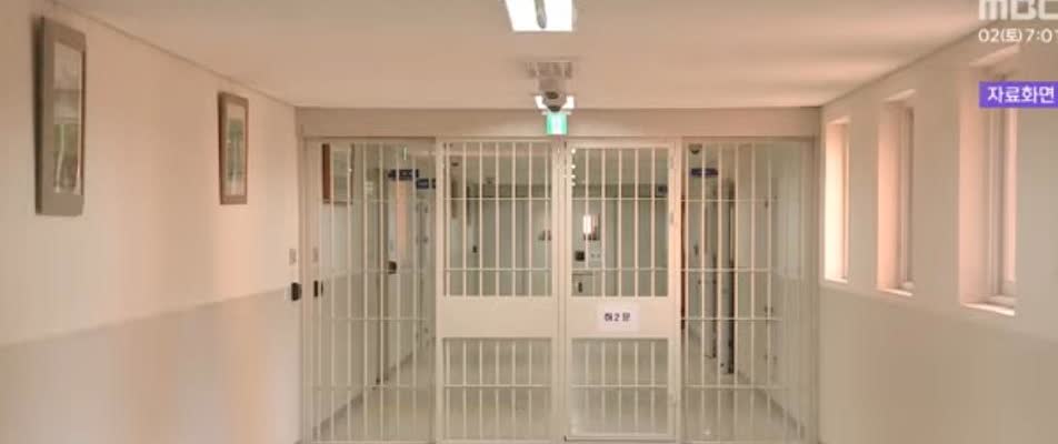 韩国前总统不嫌丢人，为了拒捕竟脱得只剩内衣，躺地上打滚

据韩媒报道，调查尹