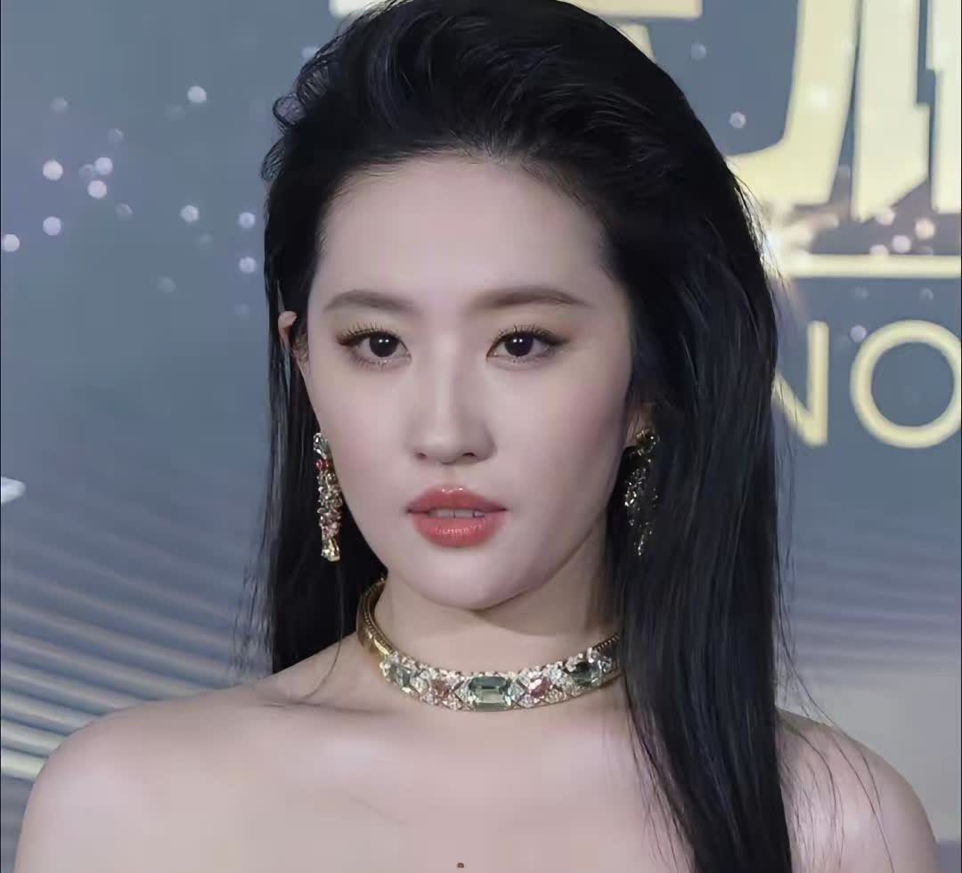 今晚的白玉兰奖颁奖礼，
刘亦菲估计脸都气绿了
第一天的晚宴参加了，第二天的颁
