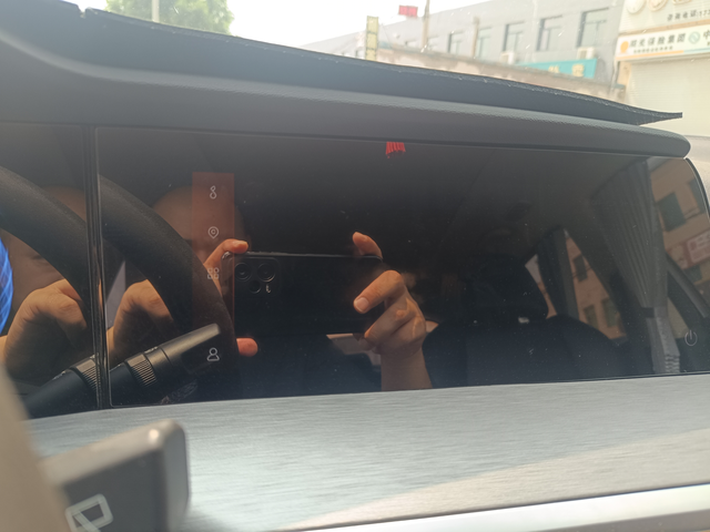 第一次黑屏
第一次遇到这种情况，晚上下班开车再看看能恢复不