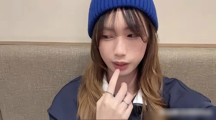 徐朵真是被徐帆和冯小刚宠大的，龅牙修好了变得格外自信，但是徐朵真的不属于美女。 