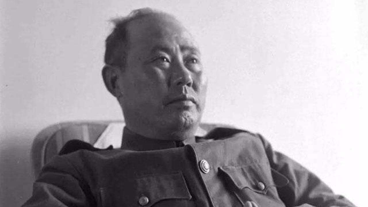 1949年选举中央人民政府主席时，一位大学教授竟投了毛主席的反对票，后来他却当了