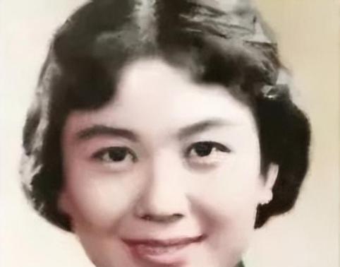 1968年，严凤英趁着丈夫熟睡，来到床头柜前，将事先准备好的100片安眠药吞下，