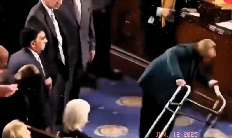 天呐，佩洛西现在竟然连路也走不了啦！不如改行卖轮椅吧！想想年轻时的佩洛西，那活的