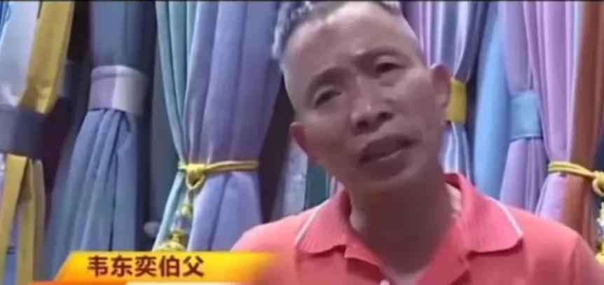 韦东奕大伯出来辟谣了，韦神并不缺钱，只是朴素惯了，他妈妈也是一样的。
有网友说韦