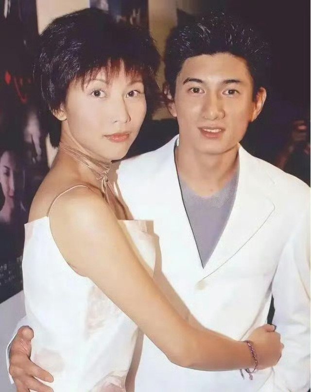 吴奇隆的情感经历
 一、初恋：蔡少芬，出生于1973年，今年51岁，演员。
 二