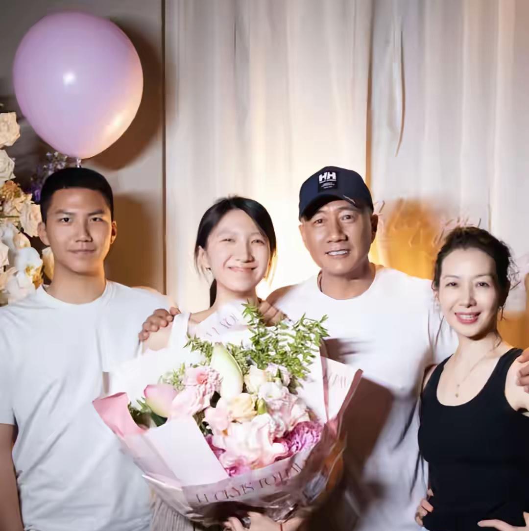 胡军女儿还好没有遗传胡军的大鼻子，
大家想象一下，如果胡军女儿的鼻子和胡军一样大