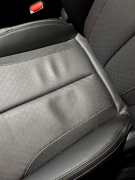 新车500公里座椅就鼓包，该怎么维权？
刚提车开个高速500公里就这样，中途还有