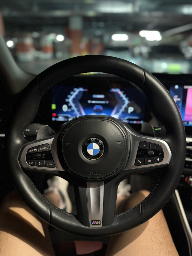 23款3系方向盘
我的爱车是23款3系，当时刚好赶在改款前买的，所以方向盘上还是