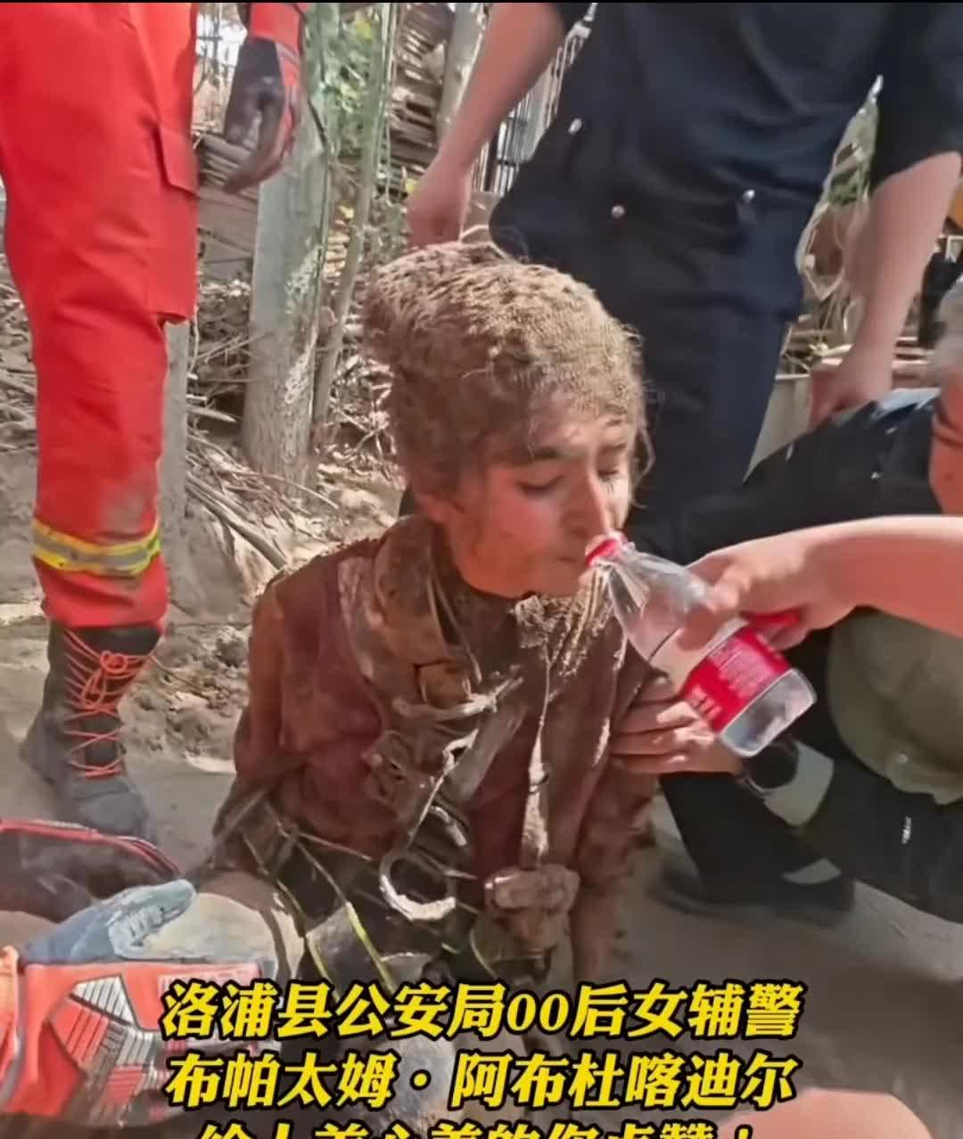 这不比什么热巴更美更勇敢？！
必须是感动中国的人选啊。
40米深井，
有十