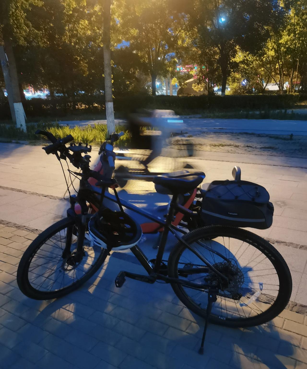 这辆山地车，前一盘后12盘的。这就是12速的，前2后9盘，这是18速。前3盘后8