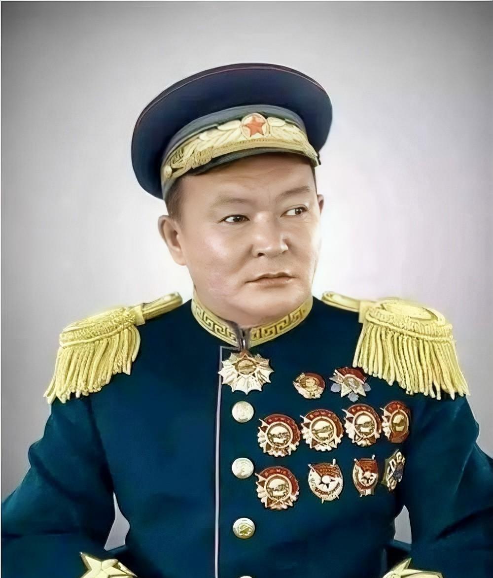 看清这个胸前挂满勋章的人，就是他是中华民族的罪人。也是跟外人勾结的人，他把外蒙古