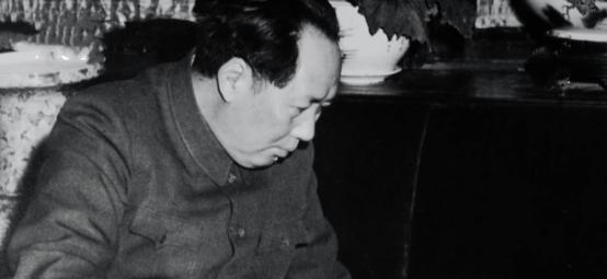 毛主席晚年为何经常痛哭？毛主席有万般豪情，也有千般柔情，但一生叱咤风云的他却在晚