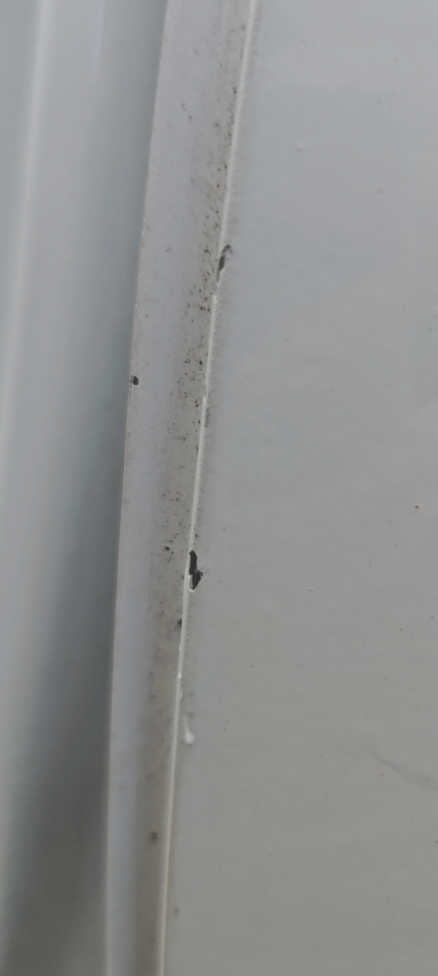 为什么车门里面会掉漆啊
开了两年的车，突然多处掉漆，漏底漆的小洞，我怀疑是路的问