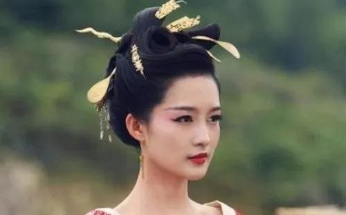 北魏年间，兰陵长公主发现自己的婢女怀了驸马刘辉的孩子。盛怒之下，用鞭子将婢女活活