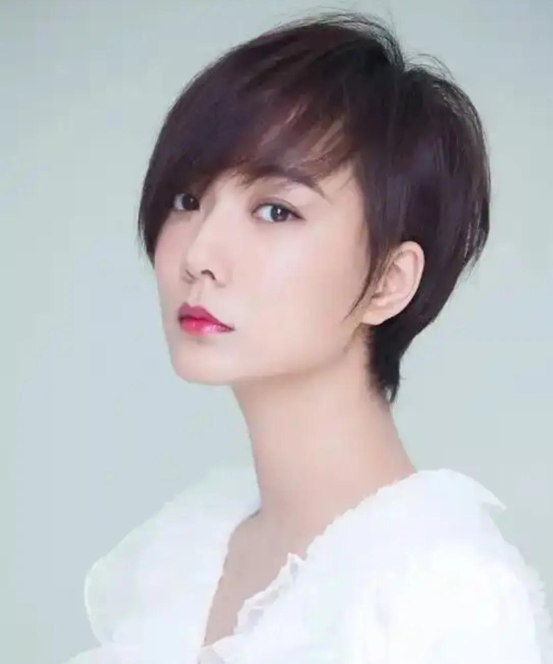 #王珞丹 别问了# 在《浪姐6》中，节目嘉宾曹颖试图询问王珞丹私人问题，还事先警