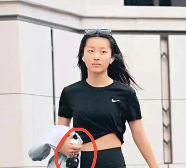 猜到了陈奕迅的身体没有大问题
也猜到了他女儿可能会出道
但万万没想到她的同事竟然