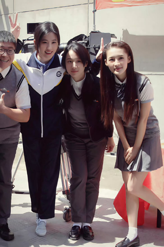 刘亦菲李沁早期合影，那时候还是青涩少女 ​​​