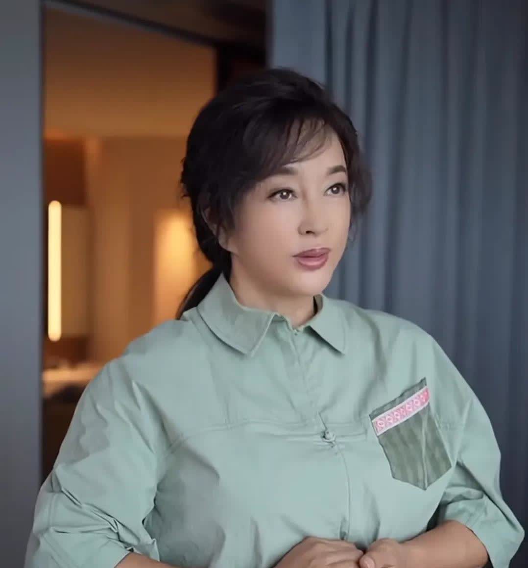 刘晓庆的胳膊和手怎么这么粗壮！好像一个中年男子的胳膊，粗壮结实有力，与她的年龄不