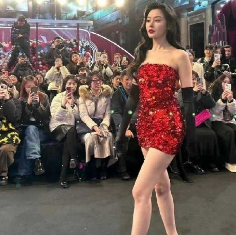 这就是少女和熟女的区别吗？相似的着装31岁的张天爱和24岁的赵昭仪气质完全不同 