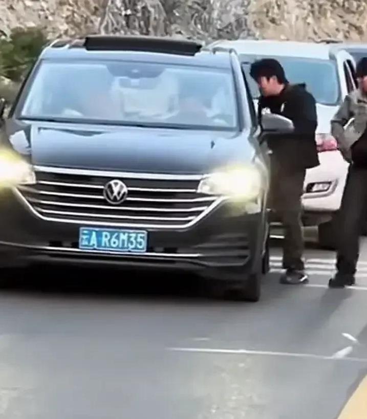 独库公路堵车的罪魁祸首，必须曝光[灵光一闪][灵光一闪][灵光一闪]