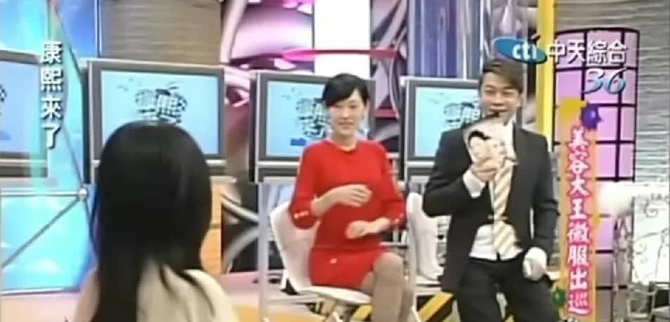 大曲为何如此迷恋光头，
原因找到了。
年轻时的大曲在节目里说过，小曲在家喜欢