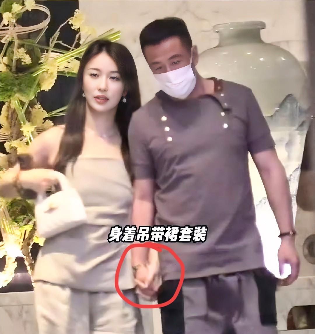 唱《无所谓》的歌手杨坤，
疑似恋情曝光，女方长得神似李小冉。
不过我察觉到了一个