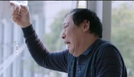 2019年，拍《都挺好》时，郭京飞和李念一推门，发现倪大红躺地上哼哼唧唧不起来：