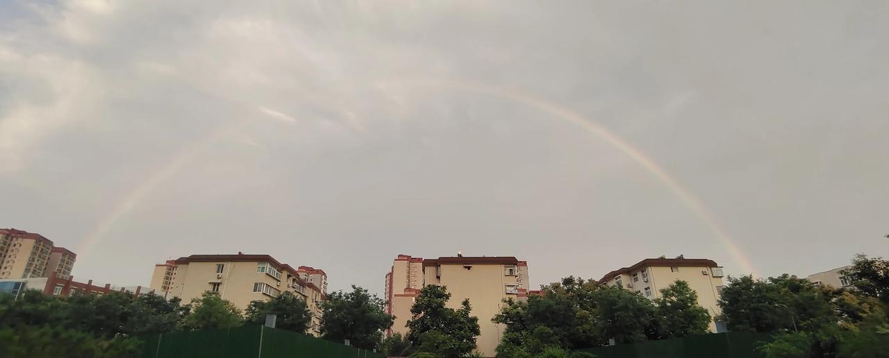 快来看济南雨后的彩虹
刚下过雨的济南，空气都是新鲜的。也是下班的时间。雨停了，在