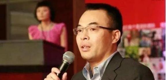 1998年，斯琴格日乐来“天上人间”，却被保安拦住还想摸她屁股，她赶紧给藏天朔打