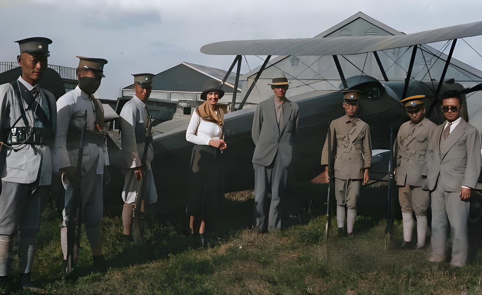这张老照片是1931到1937年拍的，画面里有几个穿国民革命军军装的士兵，旁边站