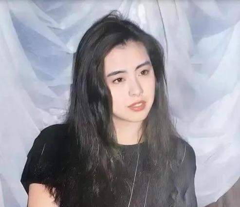 1990年，王祖贤第一次去北京拍广告，片酬200万。坐出租车时她给司机5块钱，司