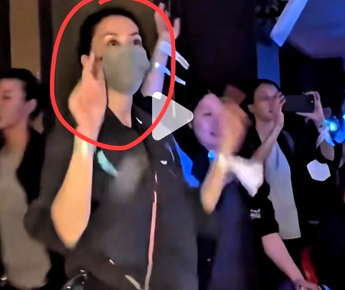 被你们猜对了？

谢霆锋演唱会那天玩了个大的！

谁也没想到他最后憋了个