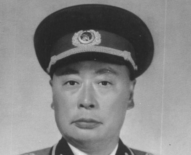 1955年，北京举行元帅授勋仪式，蒋介石人在台湾观看“十大元帅”名单时，沉思后指