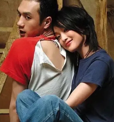 2004年，黄觉和徐静蕾恋爱，周迅劝他：“徐静蕾这个女人不简单，别被她骗了，”黄