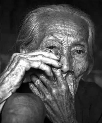 1939年，19岁少女，被日军推进洗澡房。翻译官笑眯眯说：“你有福了！你很漂亮，