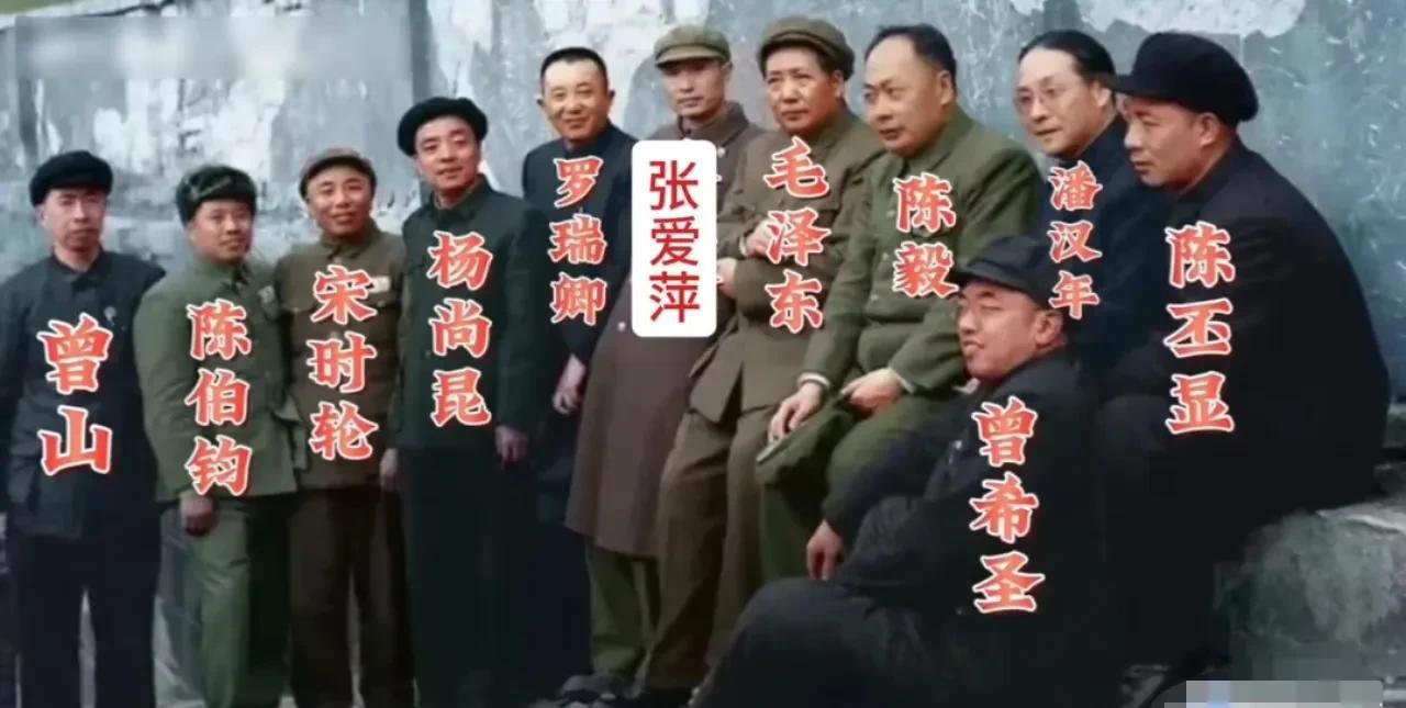 1953年，毛主席率领众领导人，拜谒中山陵中途小憇时的珍贵合影。