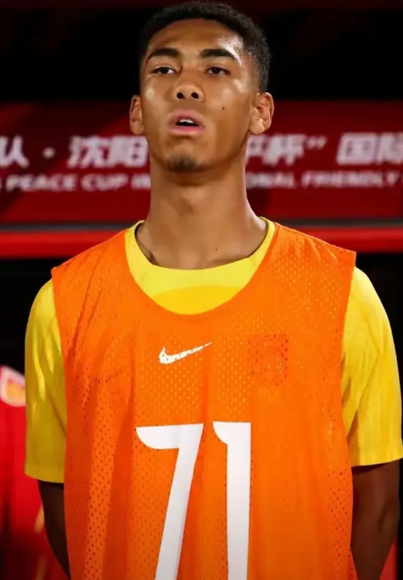 混血球员张洪福终于快熬出头了，因为他迟到等违纪问题，他被日本教练上村健一“赶”出