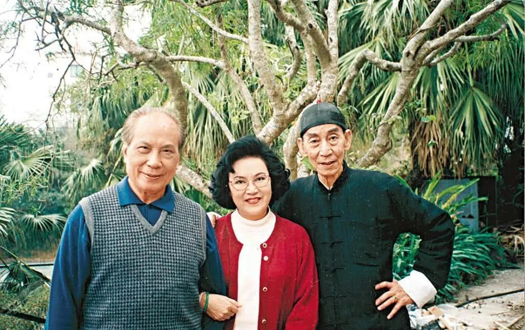 中国香港曹达华，李香琴，关德兴三位老艺人的合影。