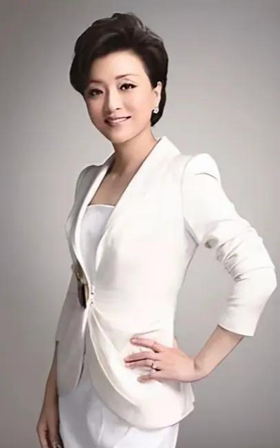 杨澜，1968年生于北京，是著名主持人、资深媒体人，更是企业家和慈善家。1990