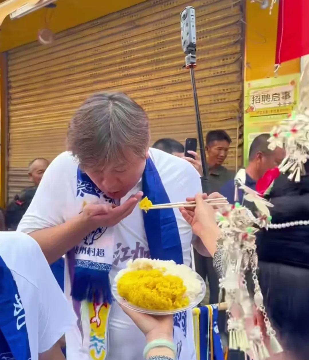 村超热闹程度胜过中超，范大将军又成了名誉村长！去年贵州村超足球队增加到了62支，